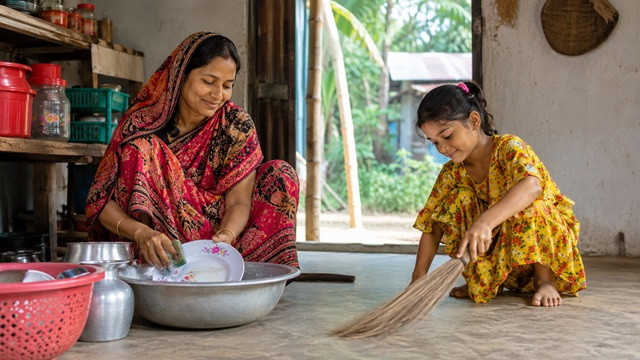 শিশুকে ঘরের কাজ শেখানো জরুরি