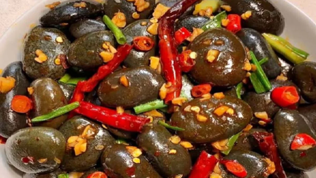 শুধু চীন নয়, বাংলাদেশেও জনপ্রিয় খাবার পাথর!