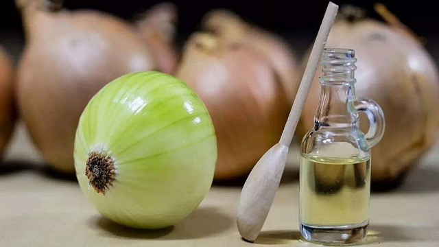 চুল পড়া রোধে পেঁয়াজের রস ব্যবহার কতটা কার্যকর?
