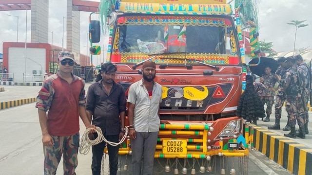 পিস্তলসহ দুই ভারতীয় নাগরিক আটক