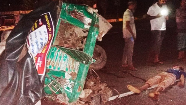 অটোরিকশায় বাসের ধাক্কা, প্রাণ গেল ২ ভাইয়ের