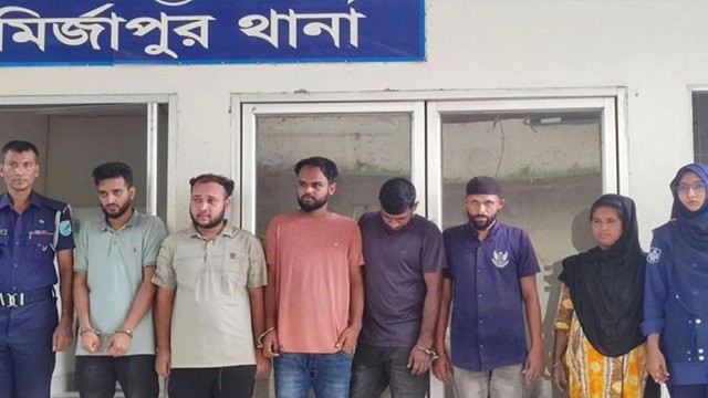 স্বামীকে অপহরণের নাটক সাজিয়ে চাঁদা দাবি, স্ত্রীসহ গ্রেফতার ৬