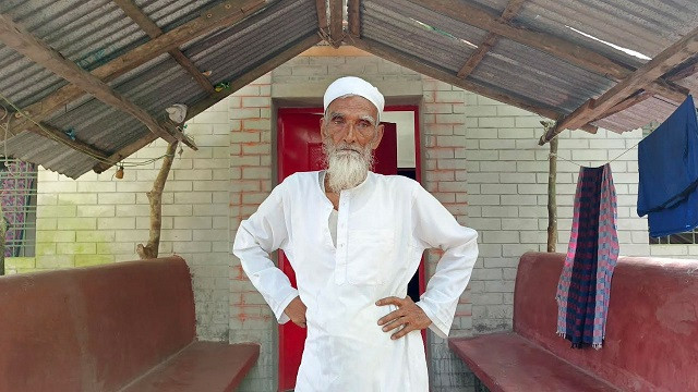 বৃদ্ধকে বিয়ের প্রলোভন দেখিয়ে টাকা হাতিয়ে নিয়ে পালিয়ে বেড়াচ্ছেন সেই নারী!