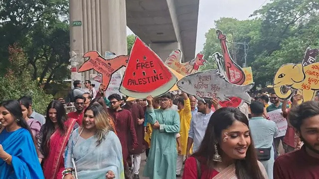 শেষ হলো বৈশাখী শোভাযাত্রা, ‘ফ্রি প্যালেস্টাইন’ প্ল্যাকার্ডে ভিন্ন বার্তা