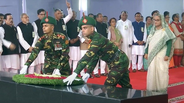 আওয়ামী লীগের প্লাটিনাম জয়ন্তীতে বঙ্গবন্ধুর প্রতিকৃতিতে শ্রদ্ধা