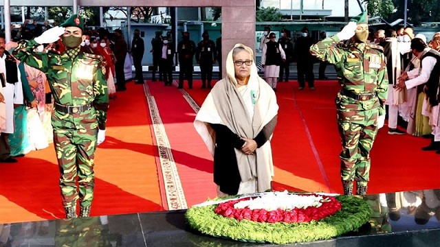 স্বদেশ প্রত্যাবর্তন দিবসে বঙ্গবন্ধুর প্রতিকৃতিতে প্রধানমন্ত্রীর শ্রদ্ধা