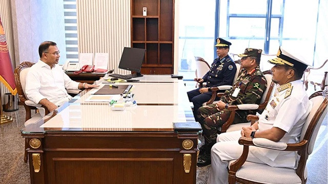 প্রধানমন্ত্রীর সঙ্গে তিন বাহিনী প্রধানের সাক্ষাৎ