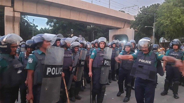 কোটাবিরোধীদের হঠাতে পুলিশের অ্যাকশন শুরু