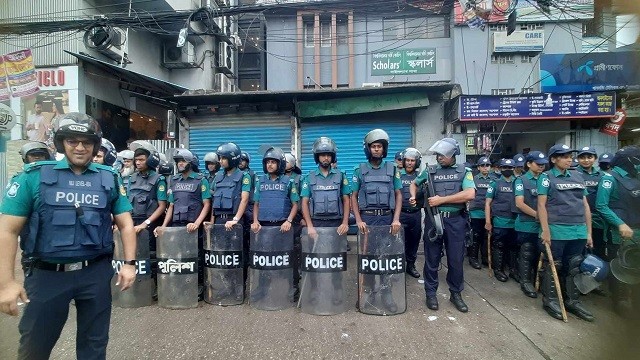 কোটাবিরোধী আন্দোলন : বৃষ্টির মধ্যেই সাইন্সল্যাবে প্রস্তুত পুলিশ