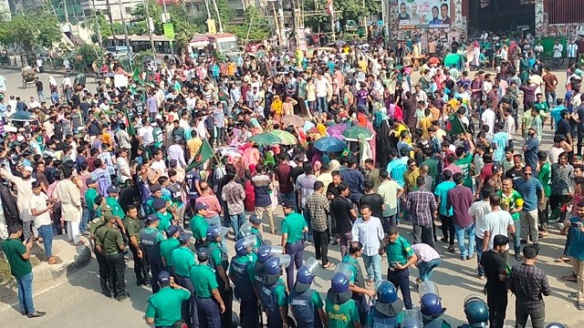 পুলিশি বাধায় তাঁতীবাজারে অবস্থান জবি শিক্ষার্থীদের