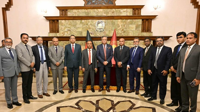 রাষ্ট্রপতির সঙ্গে নতুন নিয়োগ পাওয়া ২৫ বিচারপতির সাক্ষাৎ