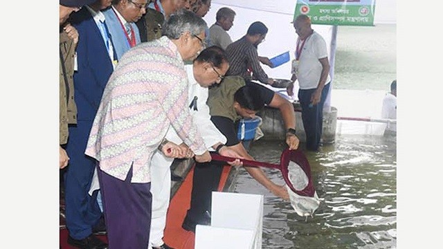 বঙ্গভবনের পুকুরে মাছের পোনা অবমুক্ত করলেন রাষ্ট্রপতি