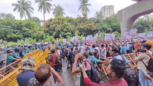 যমুনা অভিমুখে প্রাথমিক শিক্ষকরা, পুলিশের জলকামান-সাউন্ড গ্রেনেড নিক্ষেপ