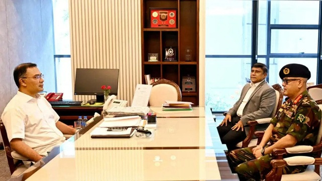 প্রধানমন্ত্রীর সঙ্গে সাক্ষাৎ করলেন লে. জেনারেল মিনহাজুল আলম