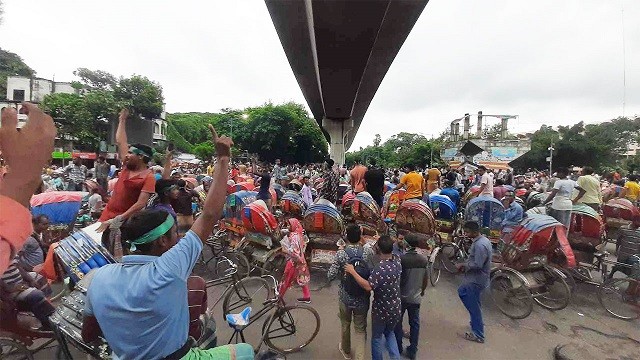 ৭২ ঘণ্টার আলটিমেটাম দিয়ে শাহবাগ ছাড়লেন রিকশাচালকরা