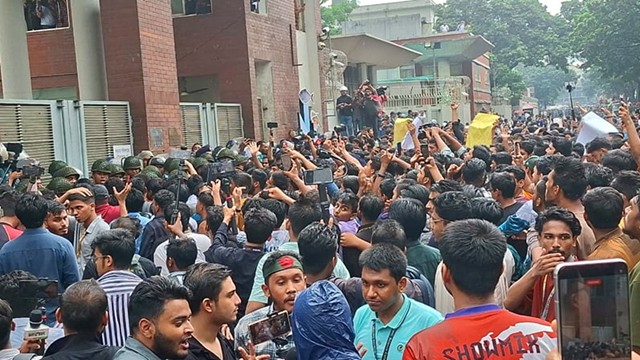 সমালোচনার কাঠগড়ায় শিক্ষা উপদেষ্টা ও শিক্ষা সচিব
