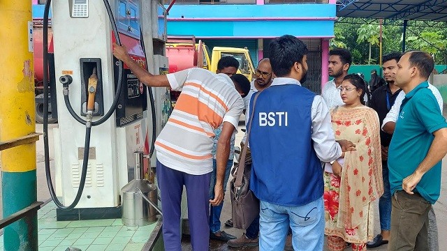 পেট্রল পাম্পে ডিজিটাল মেশিনে কারচুপি ধরল শিক্ষার্থীরা