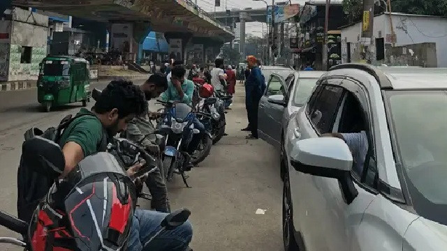 ছুটির দিনেও পাম্পগুলোতে দীর্ঘ লাইন, ৫-৬ ঘণ্টা অপেক্ষার পর মিলছে তেল