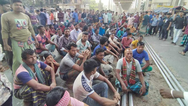 মহাখালীতে রিকশা চালকদের অবরোধ : ট্রেন চলাচল বন্ধ