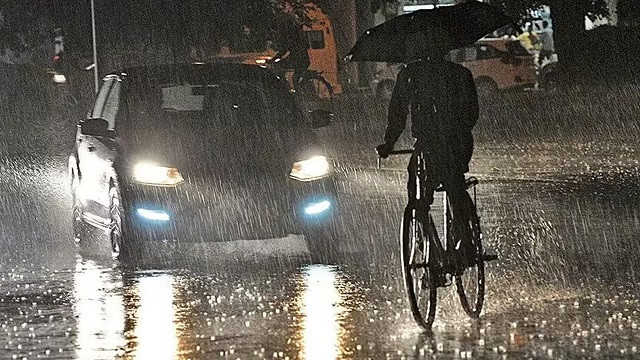 রাতে ঢাকায় বজ্রসহ বৃষ্টির আভাস