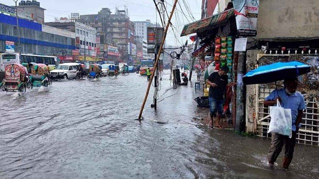 রাজধানীতে বৃষ্টি-জলাবদ্ধতায় সীমাহীন দুর্ভোগ