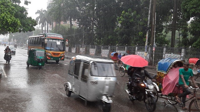 আষাঢ়ের বৃষ্টিতে রাজধানীবাসীর ভোগান্তি