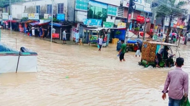 ছয় ঘণ্টার বৃষ্টিতে সিলেট শহরে হাঁটু পানি