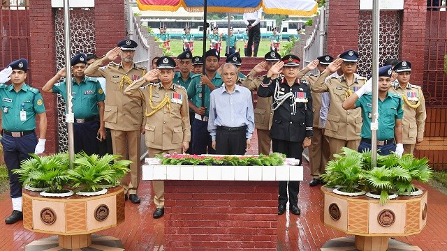 রাজারবাগ পুলিশ স্মৃতিসৌধে স্বরাষ্ট্র উপদেষ্টা-আইজিপির শ্রদ্ধা