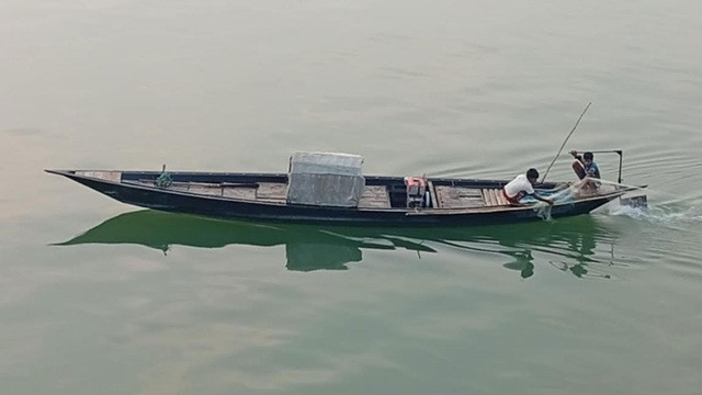 রাজবাড়ীতে শিশুদের দিয়ে চলছে জাটকা শিকার