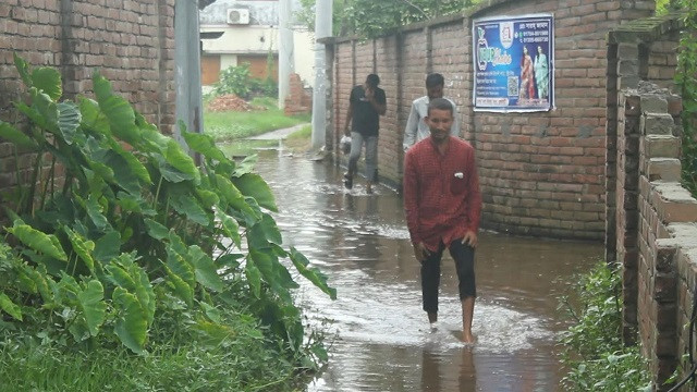 ‘বছরের প্রায় ছয় মাস আমরা এরকম পানিবন্দি থাকি‘