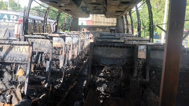 রাজবাড়ীতে রাতের আঁধারে পার্কিং করা বাসে আগুন