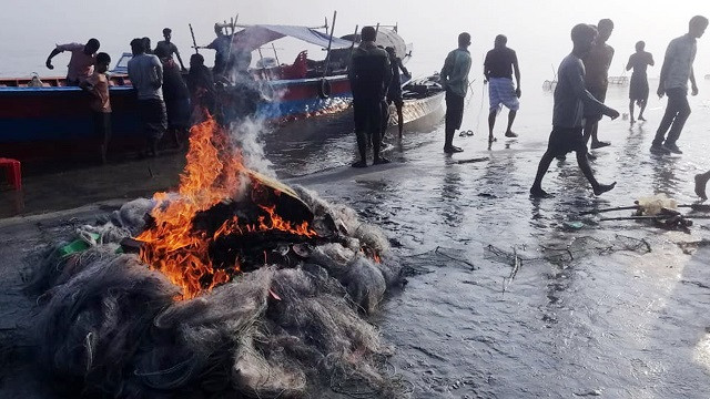 রাজবাড়ীতে ২ সপ্তাহে আড়াই কোটি টাকার জাল ধ্বংস, ১২২ জেলের কারাদণ্ড