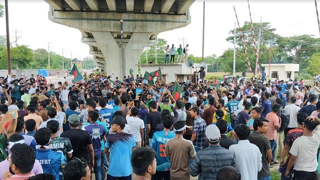 কোটা বাতিলের দাবিতে রেলপথ অবরোধ করলেন রাবি শিক্ষার্থীরা