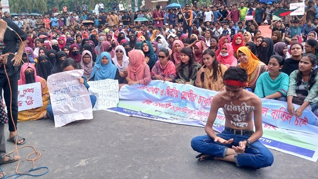 কোটা পুনর্বহালের প্রতিবাদে ঢাকা-রাজশাহী মহাসড়কে বিক্ষোভ