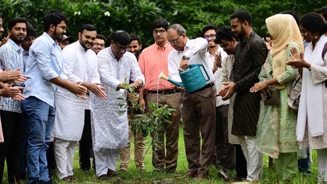 রাবিতে পরিবেশ রক্ষায় ৫ হাজার গাছ বিতরণ