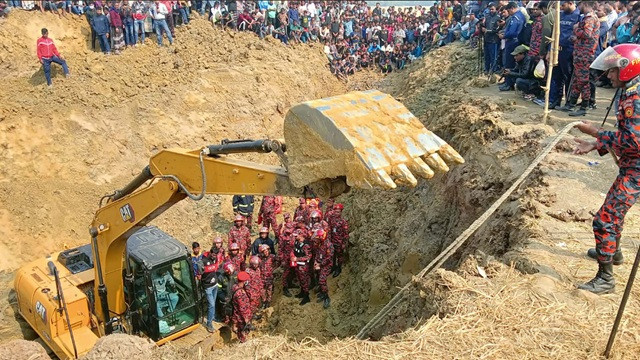 দীর্ঘ ২৭ ঘণ্টা পরও শিশুটির সন্ধান মেলেনি, ৪২ ফুট গভীরে চলছে উদ্ধার কাজ