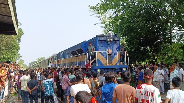 আড়াই ঘণ্টা পর রাজশাহীর সঙ্গে সারা দেশের ট্রেন চলাচল শুরু
