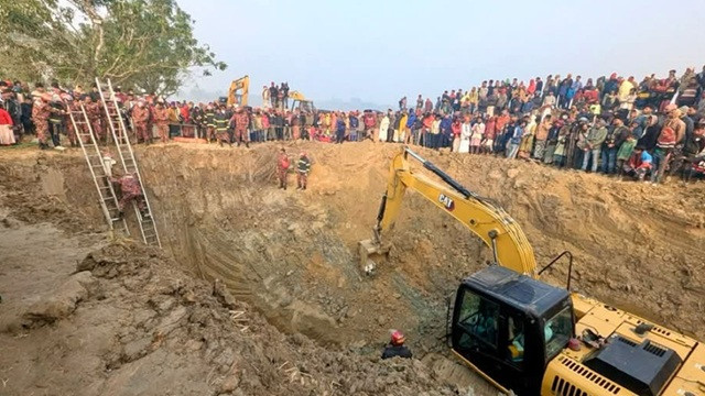৩০ ফুট খননেও সন্ধান নেই শিশুর, গভীরতা ১৫০ ফুটের বেশি