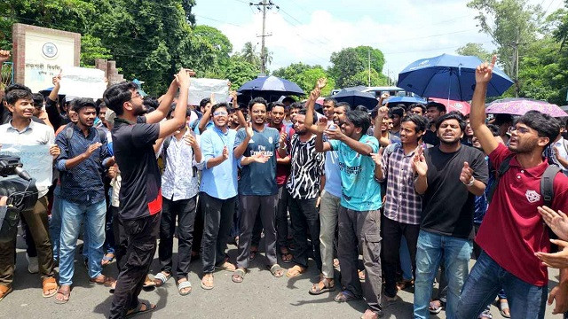 রাজশাহীতে প্রকৌশল শিক্ষার্থীদের মহাসড়ক অবরোধ
