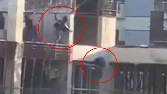 রামপুরায় ভবনের কার্নিশে ঝুলে থাকা তরুণকে গুলির মামলায় অভিযোগ দাখিল