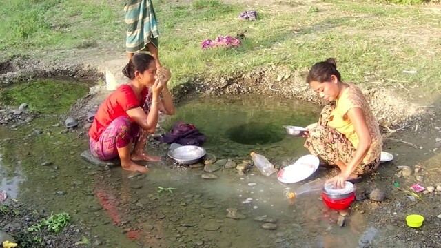 তীব্র পানির সঙ্কটে ধুঁকছে রাঙামাটির দুর্গম পাহাড়ের মানুষ