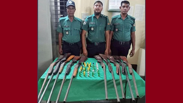 রংপুরে পরিত্যক্ত বস্তায় মিলল ১০ বন্দুক ও ৩৬ রাউন্ড কার্তুজ