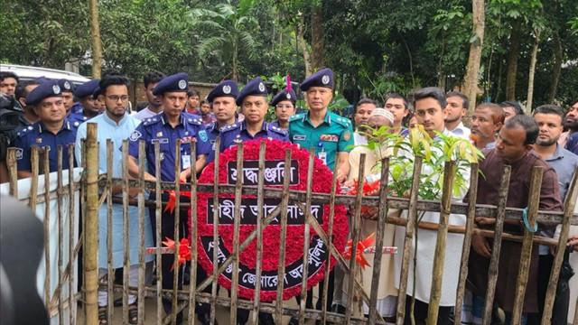 শহীদ আবু সাঈদের কবর জিয়ারত করলেন আইজিপি