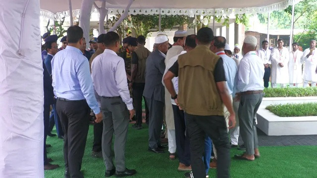 বাবা-মায়ের কবর জিয়ারত করলেন রাষ্ট্রপতি মির্জা ফখরুল