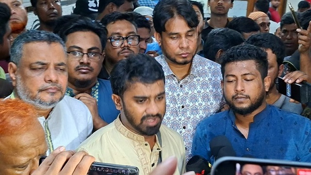 লাল শার্ট পরিহিত ব্যক্তি পুলিশের সদস্য, দাবি রাশেদ খানের