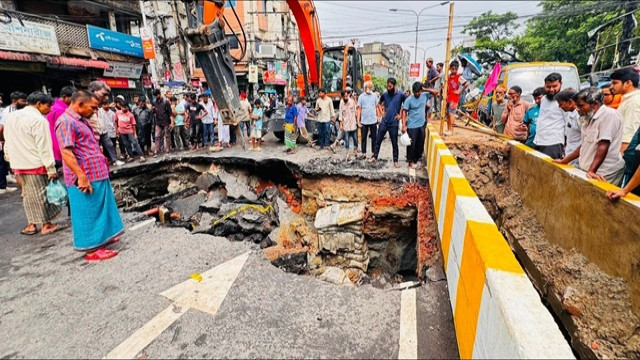 টানা ভারী বর্ষণ ও জলাবদ্ধতায় রাজধানীর বিভিন্ন সড়কের পিচ ও খোয়া উঠে যাচ্ছে।