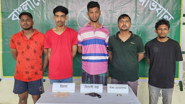 খুলনায় ইয়াবা, গুলি, বিদেশি পিস্তলসহ আটক ৫