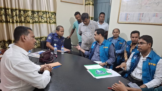 সেটেলমেন্ট অফিস থেকে চার দালাল আটক