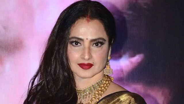 সম্মতিহীন চুম্বনের শিকার রেখা, কান্নায় ভেঙে পড়েছিলেন অভিনেত্রী