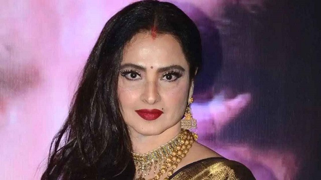সম্মতিহীন চুম্বনের শিকার রেখা, কান্নায় ভেঙে পড়েছিলেন অভিনেত্রী